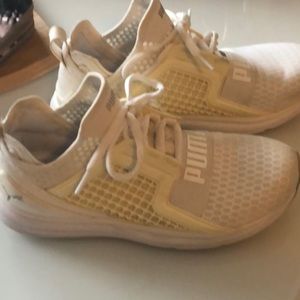 Puma woman’s 8.5 white sneakers